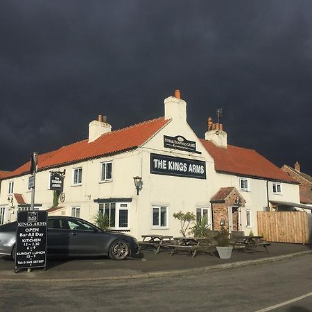 Отель Kings Arms Тирск Экстерьер фото