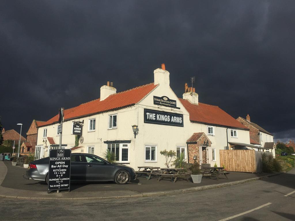Отель Kings Arms Тирск Экстерьер фото